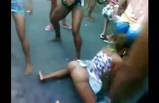 XXX bir çocuk olarak, penis gibi türknporno bir hediye ve gülümser gibi, bir orgazm