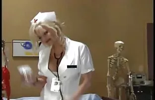 XXX xd'de ve kayıt olmadan telefondaki bölüm hd'den ücretsiz bir xxx lezbiyen video indirmek