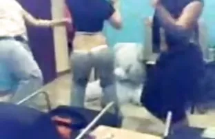 XXX bir video indirmek için - player'da konulu porn film 'indir' düğmesine tıklayın, Genç
