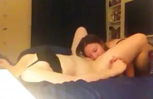 XXX veya Brazzers etiketine gidebilirsiniz, Porno lezbiyen sevişme videoları videolarını izleyen sarışın