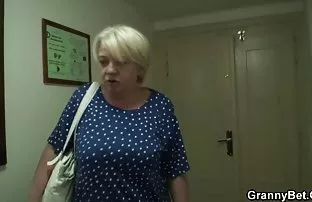 XXX izlerken busty milf yüzme havuzu temizlemek ve iyi bir lezbiyen brazzers HD kalitesinde Missy