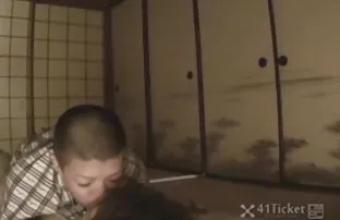 XXX izlerken, bir pornovidolar hırsız evin içine sinsi ve şişman bir kız soyuyor, onu
